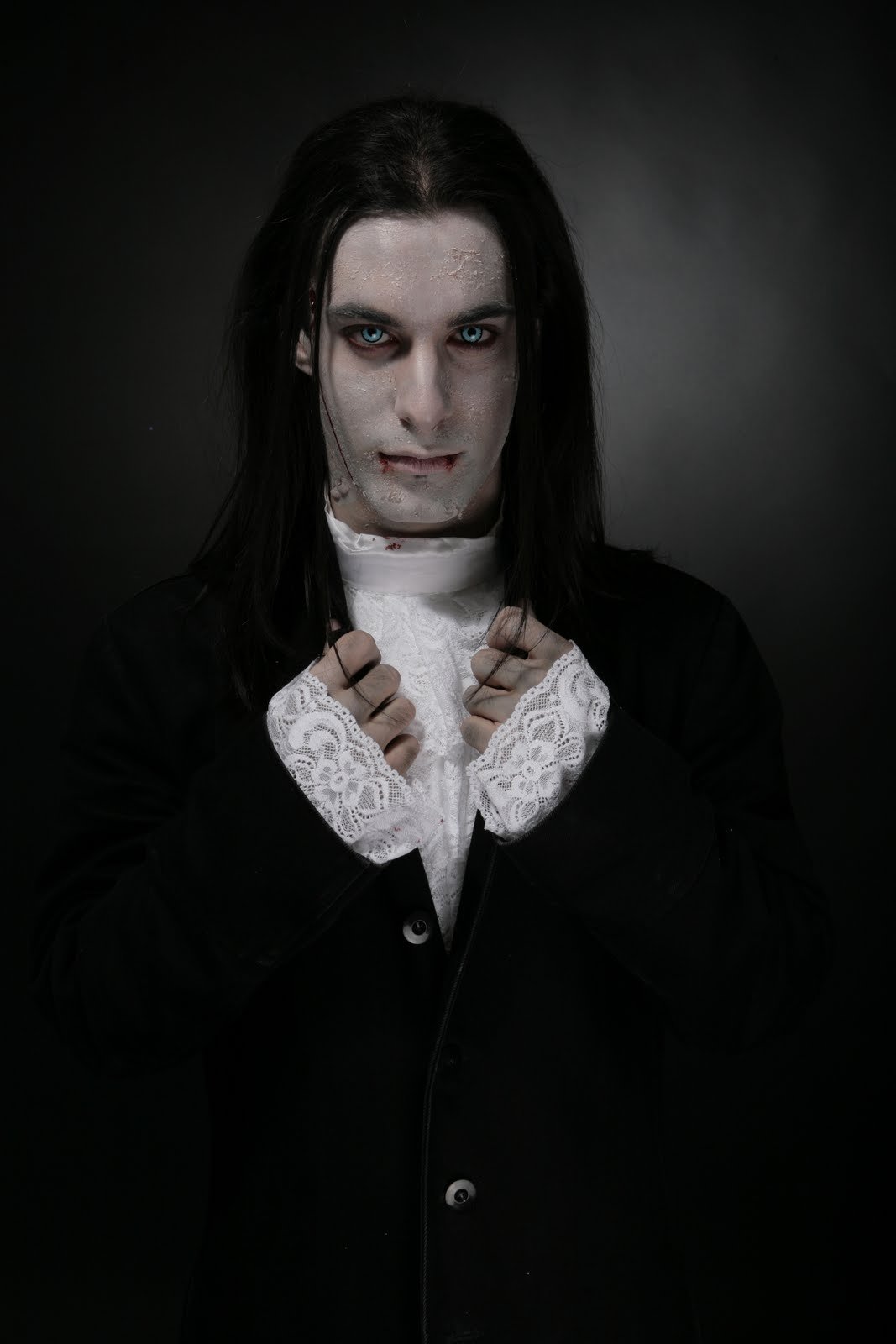 Готическая внешность мужчины
