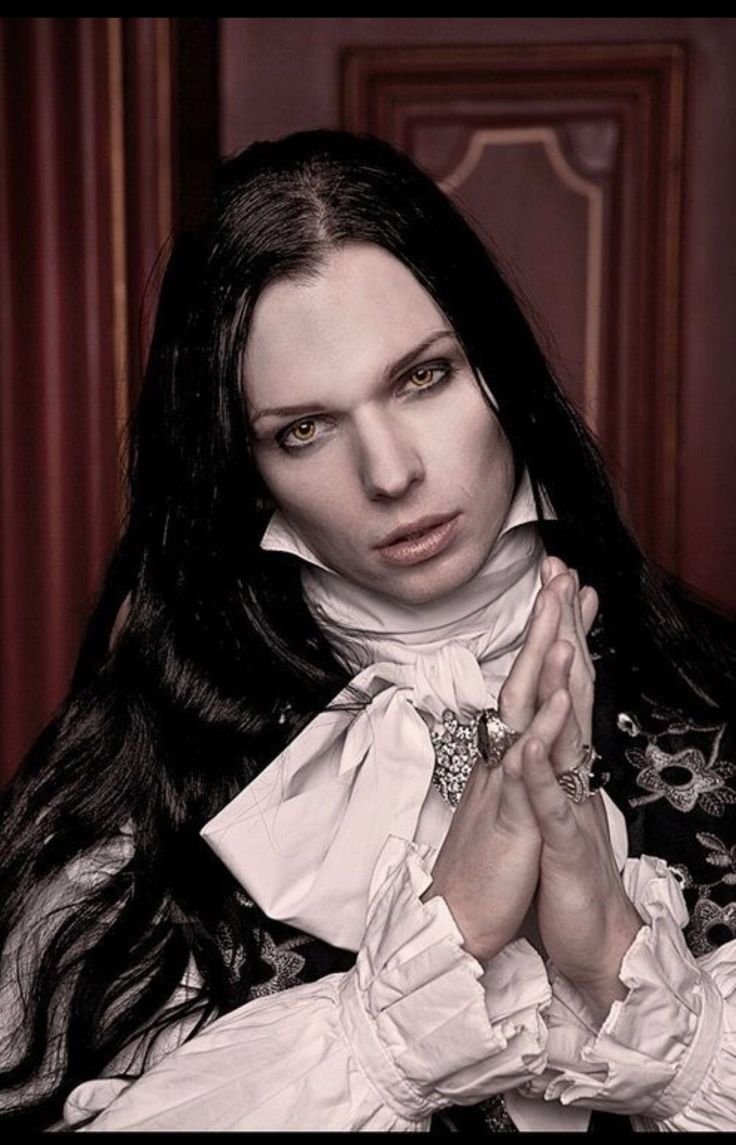 Готические парни с длинными волосами