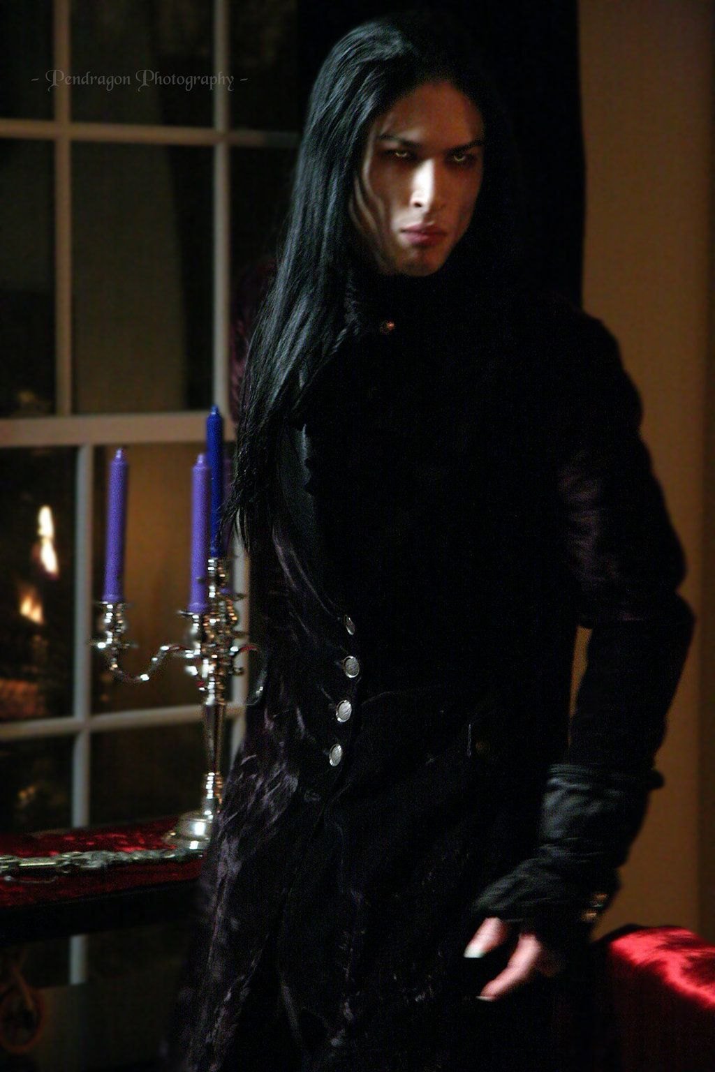 Мужчина с длинными черными волосами