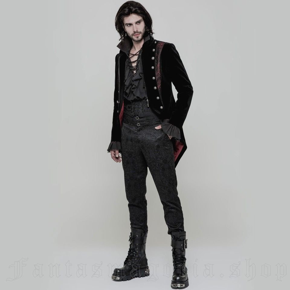 Мужчина в готическом костюме