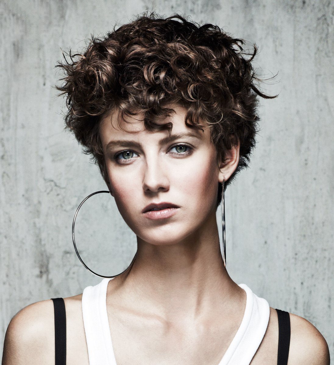 Стрижка Гарсон на средние вьющиеся волосы