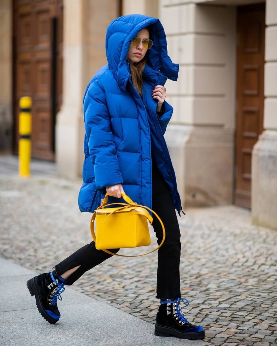 Яркий пуховик образ