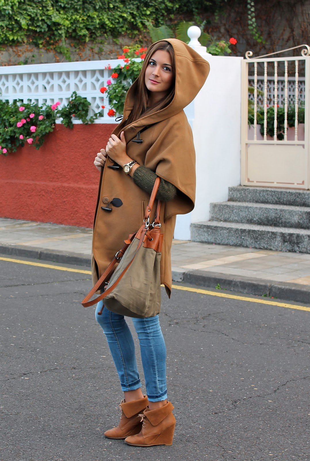 Образы с бежевыми замшевыми казаками короткими