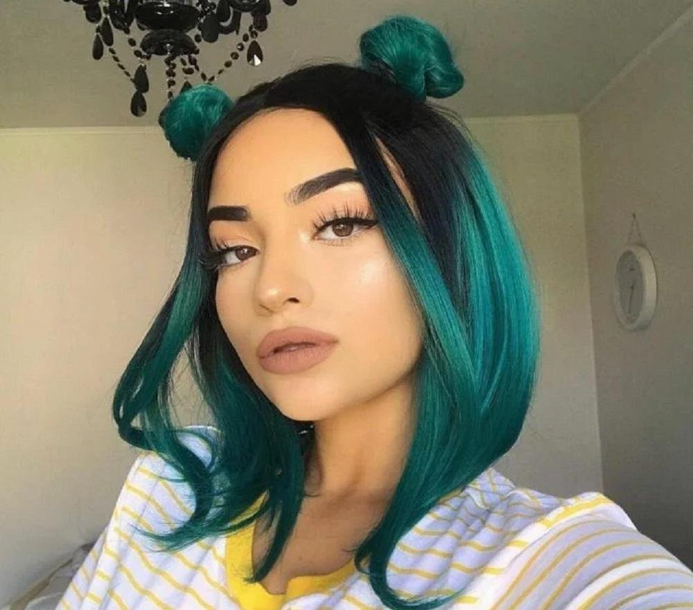 Зеленые пряди у лица