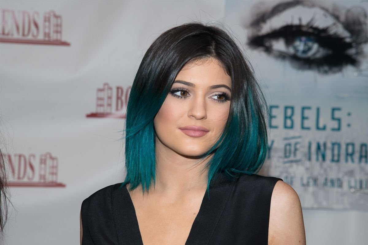 Кайли Дженнер с синими волосами