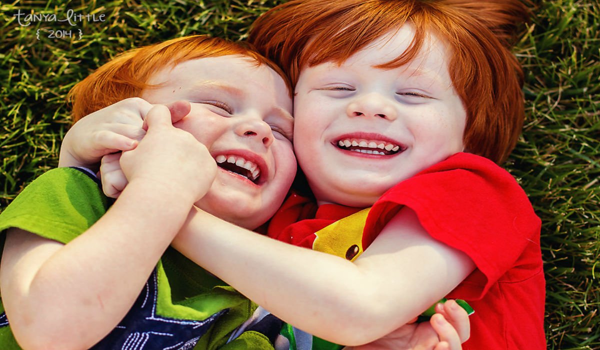 Рыжая девочка и мальчик