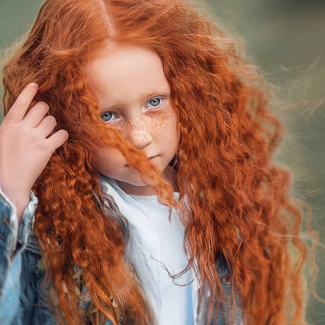 Маленькая рыжая девочка
