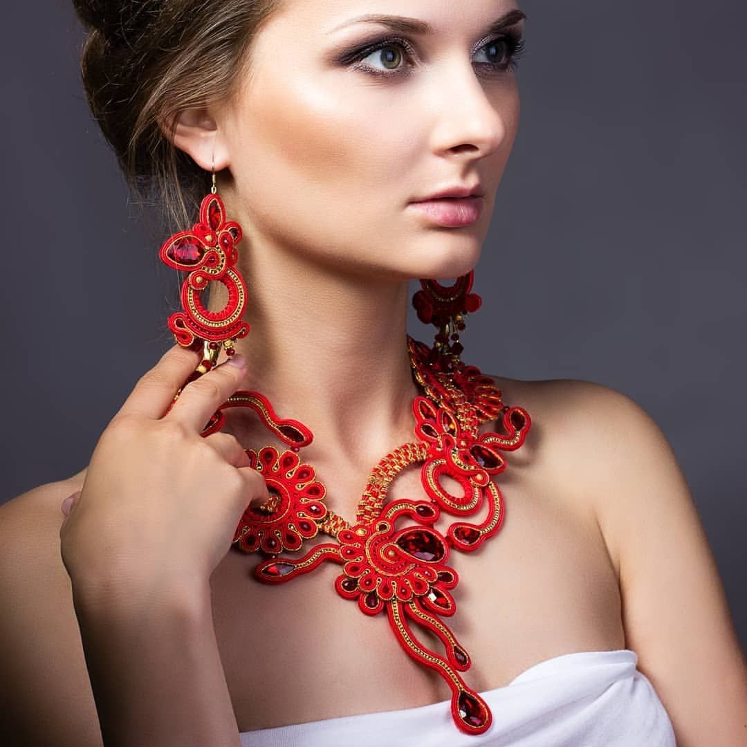 Девушка в сутажных украшениях