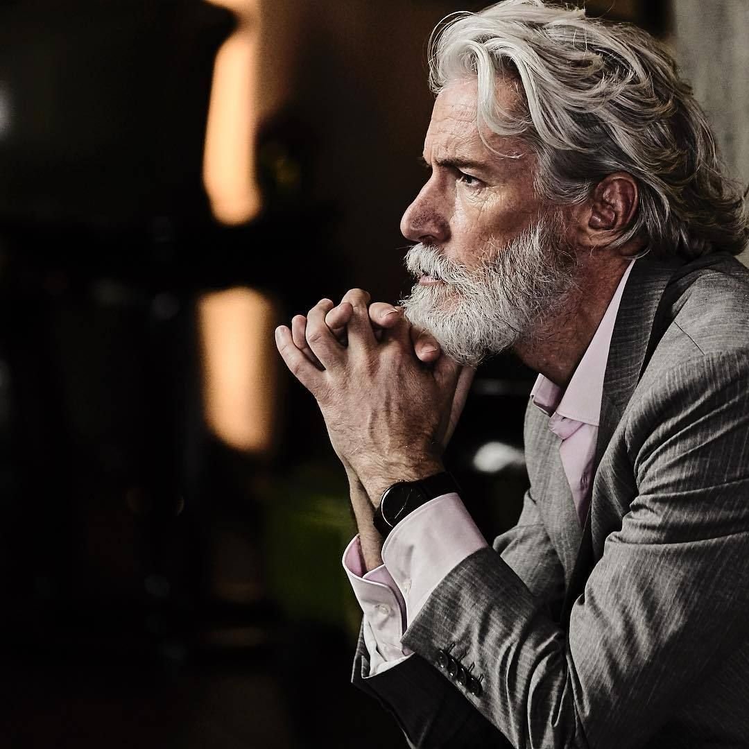 Седой мужчина