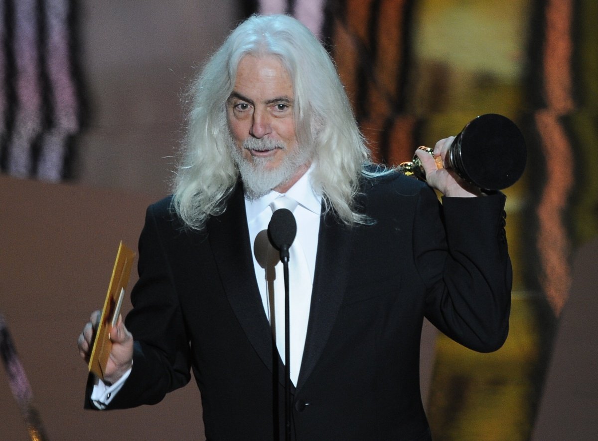 Певец с седыми волосами