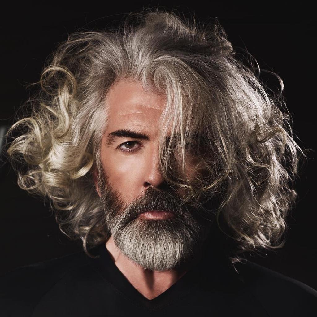 Длинные Седые волосы у мужчины
