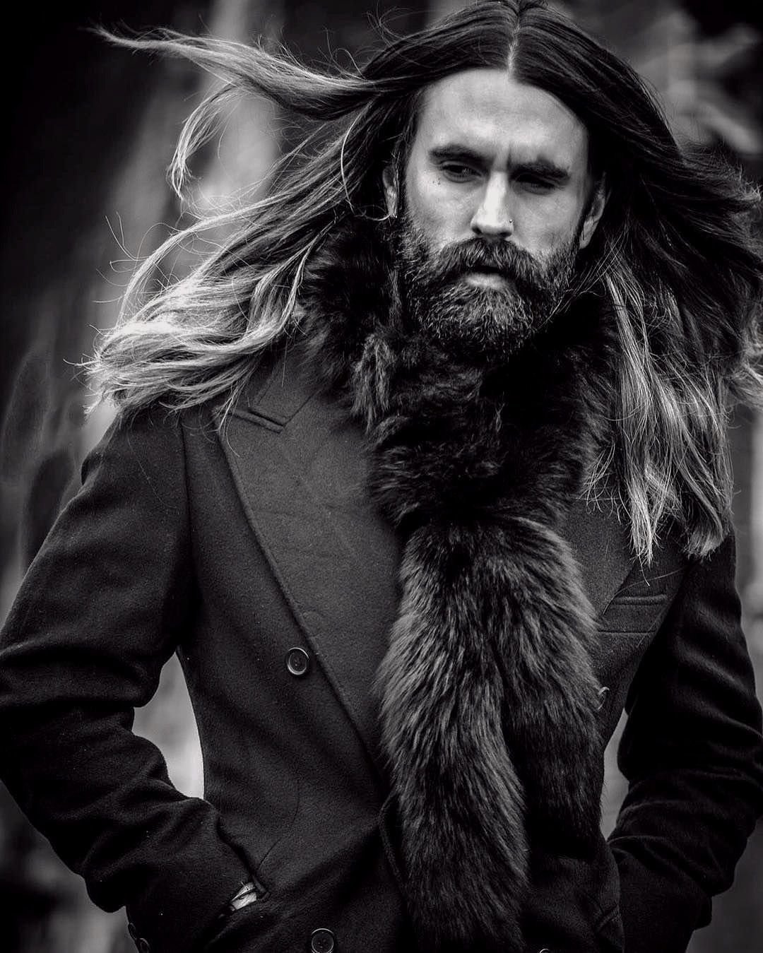 Брутальный мужчина с длинными волосами