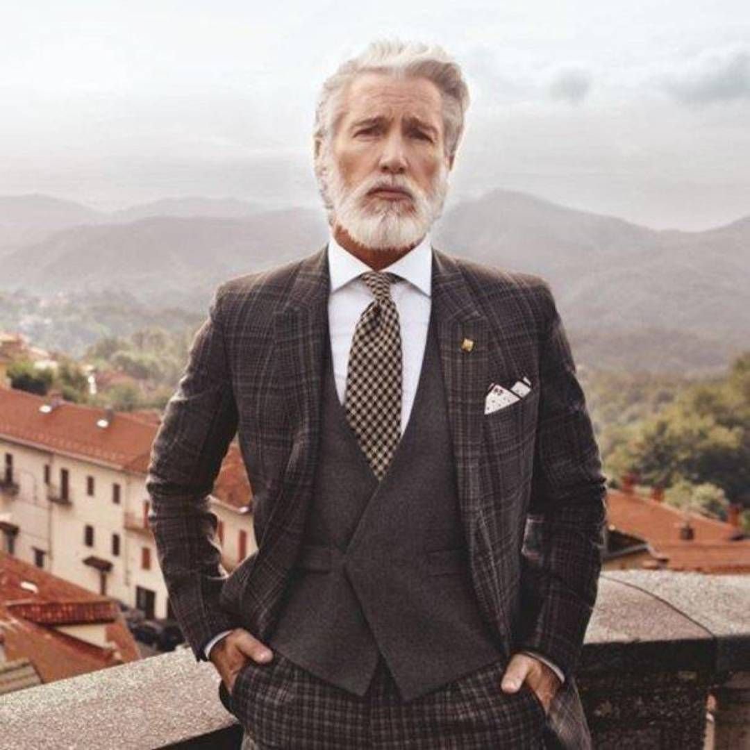 Старый мужчина в костюме