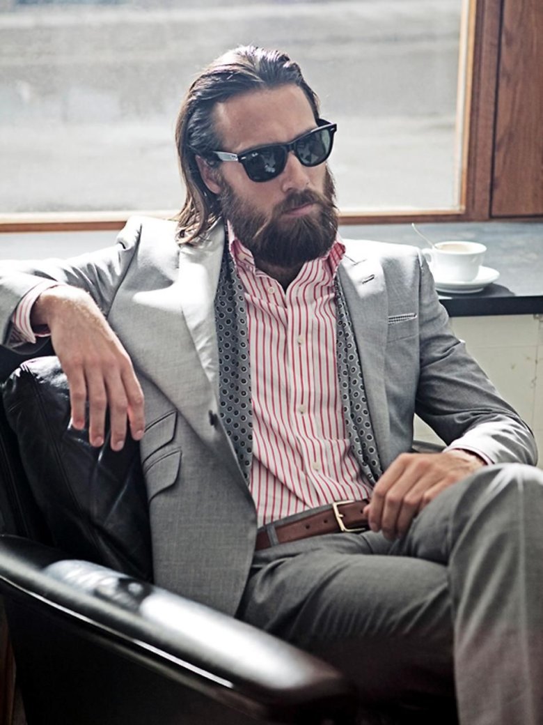 Бородатый в темных очках