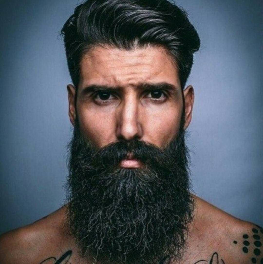 Мужчина с бородой черной