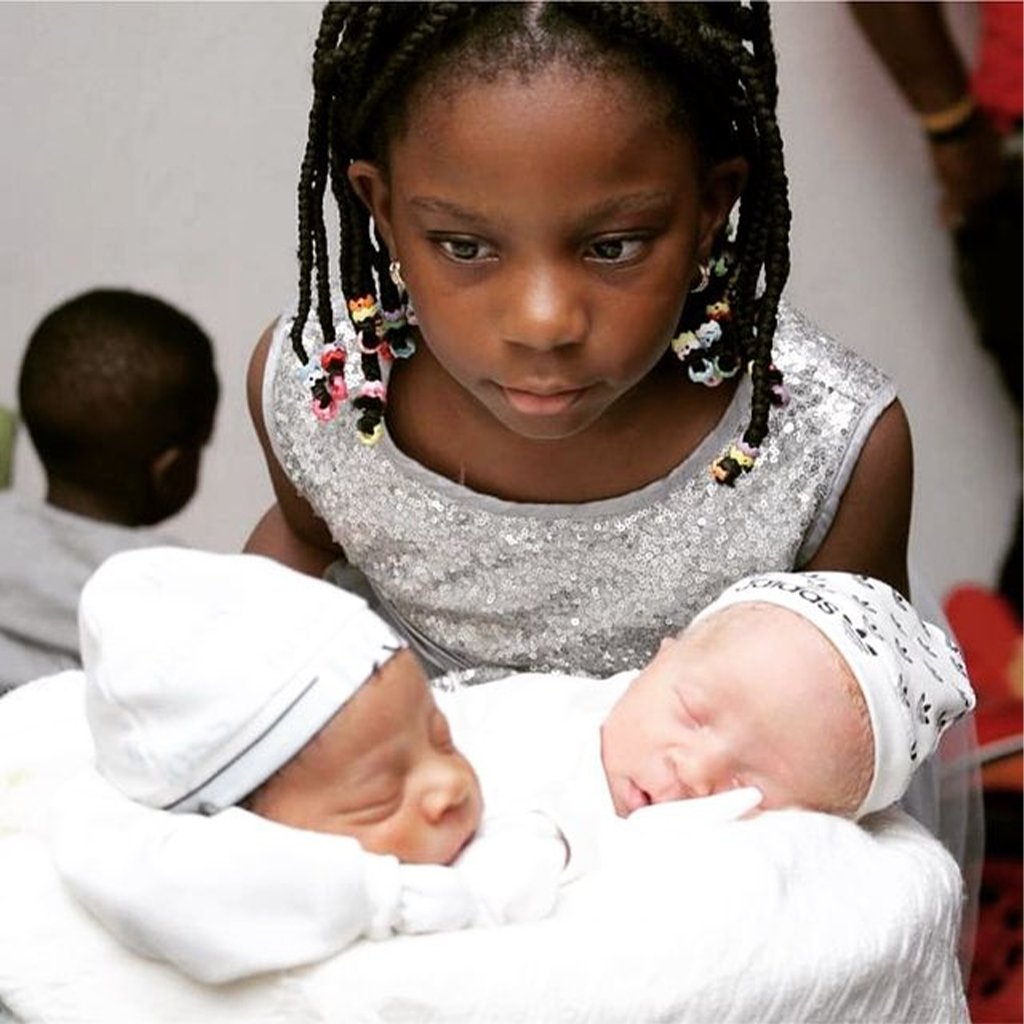 Темнокожий и светлокожий ребенок