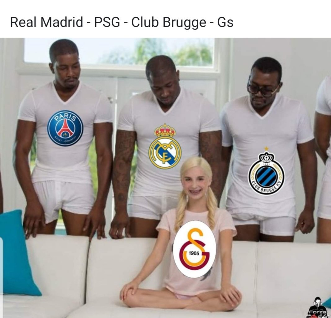 Белая девочка в окружении негров