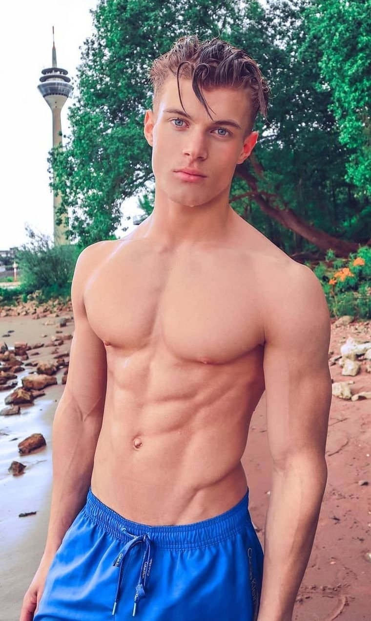 Молодой. Накачени. Парин