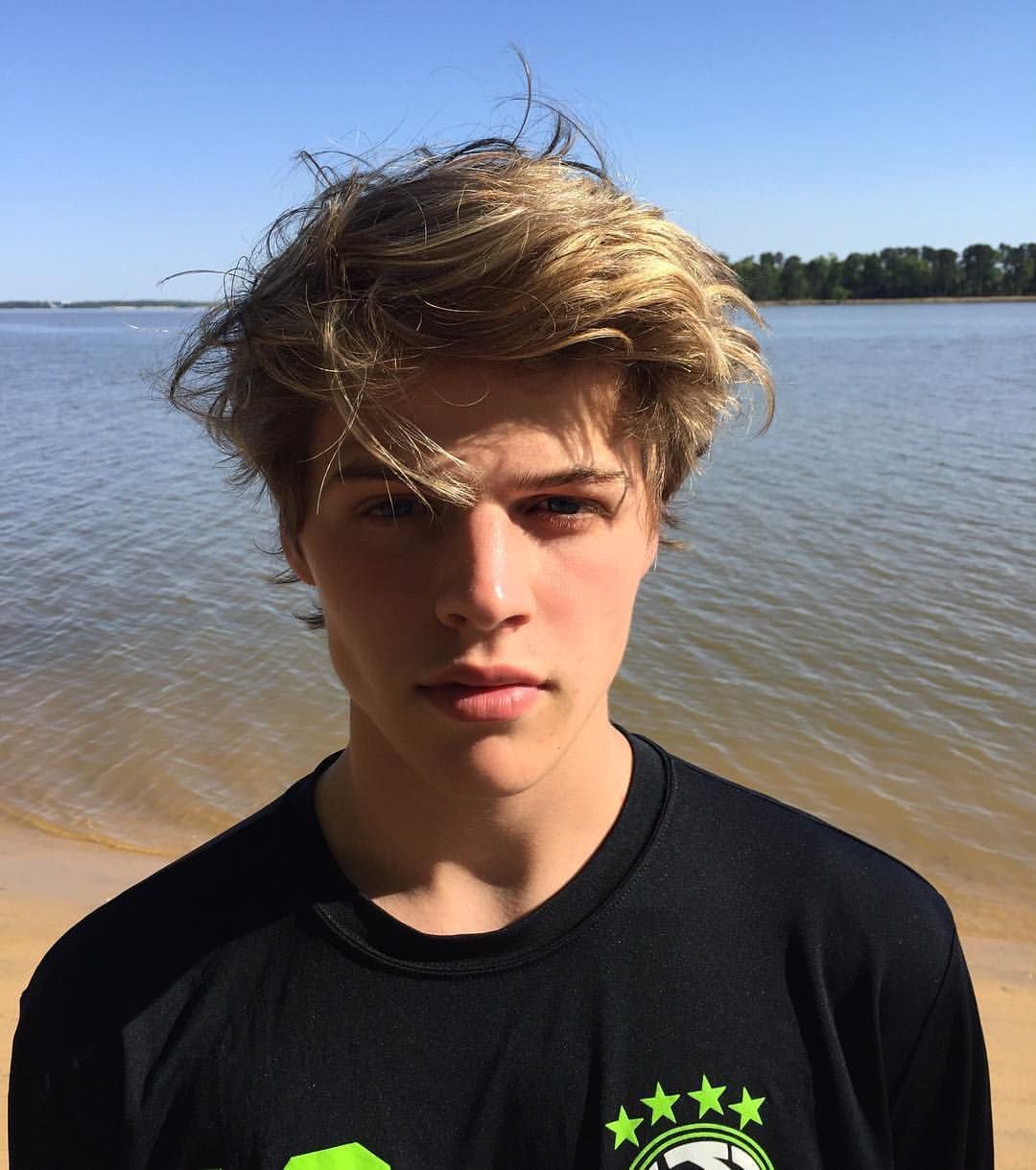 Красивый парень с русыми волосами