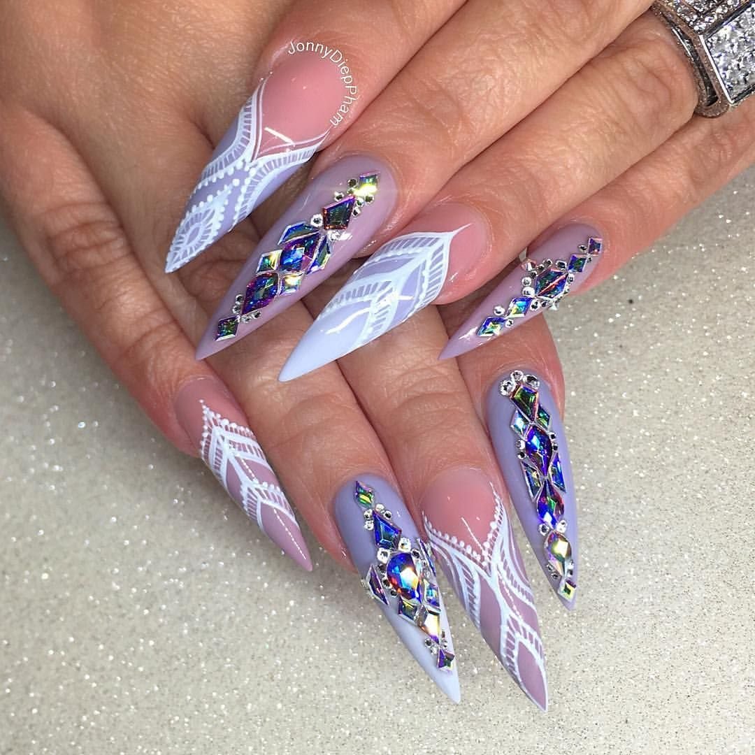 Необычный маникюр на длинные острые ногти