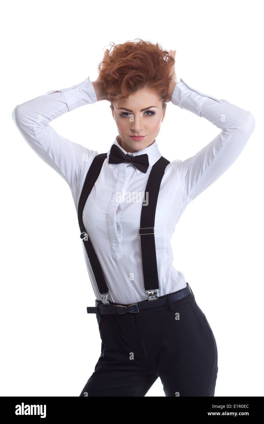 Девушка в подтяжках и бабочке