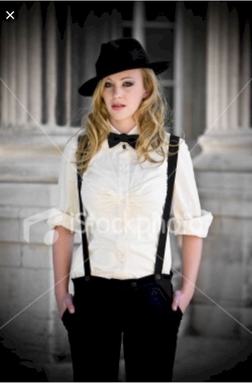 Девушка в рубашке с бабочкой