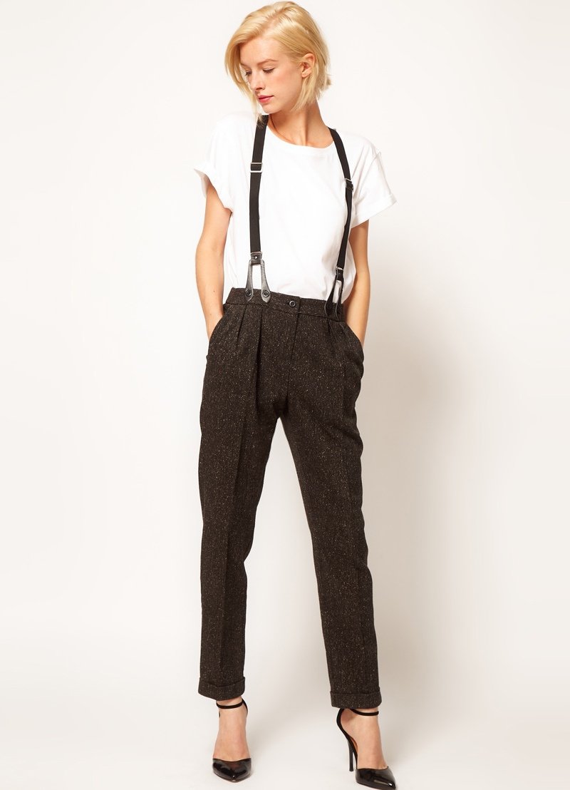 Девушки в подтяжках для штанов