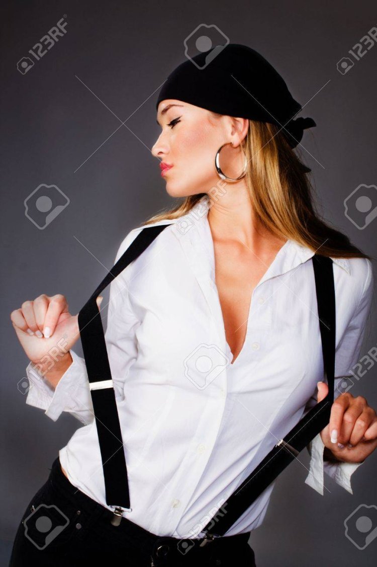 Девушка в шляпе и подтяжках