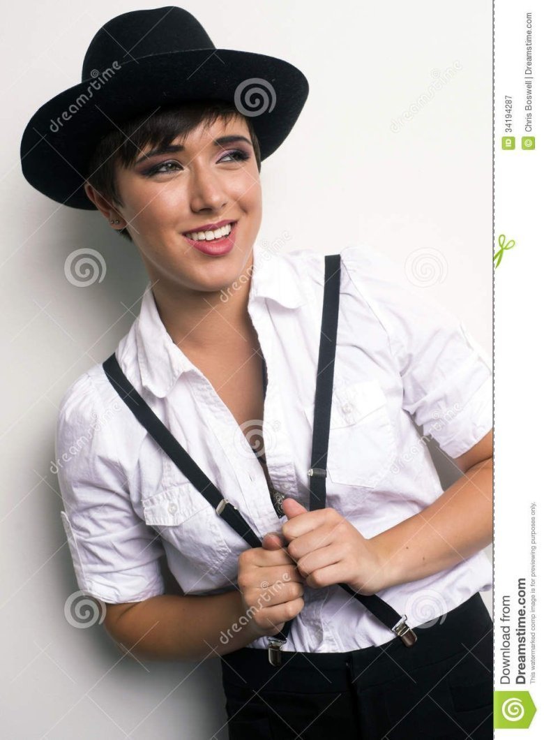 Женщина в шляпе в подтяжках