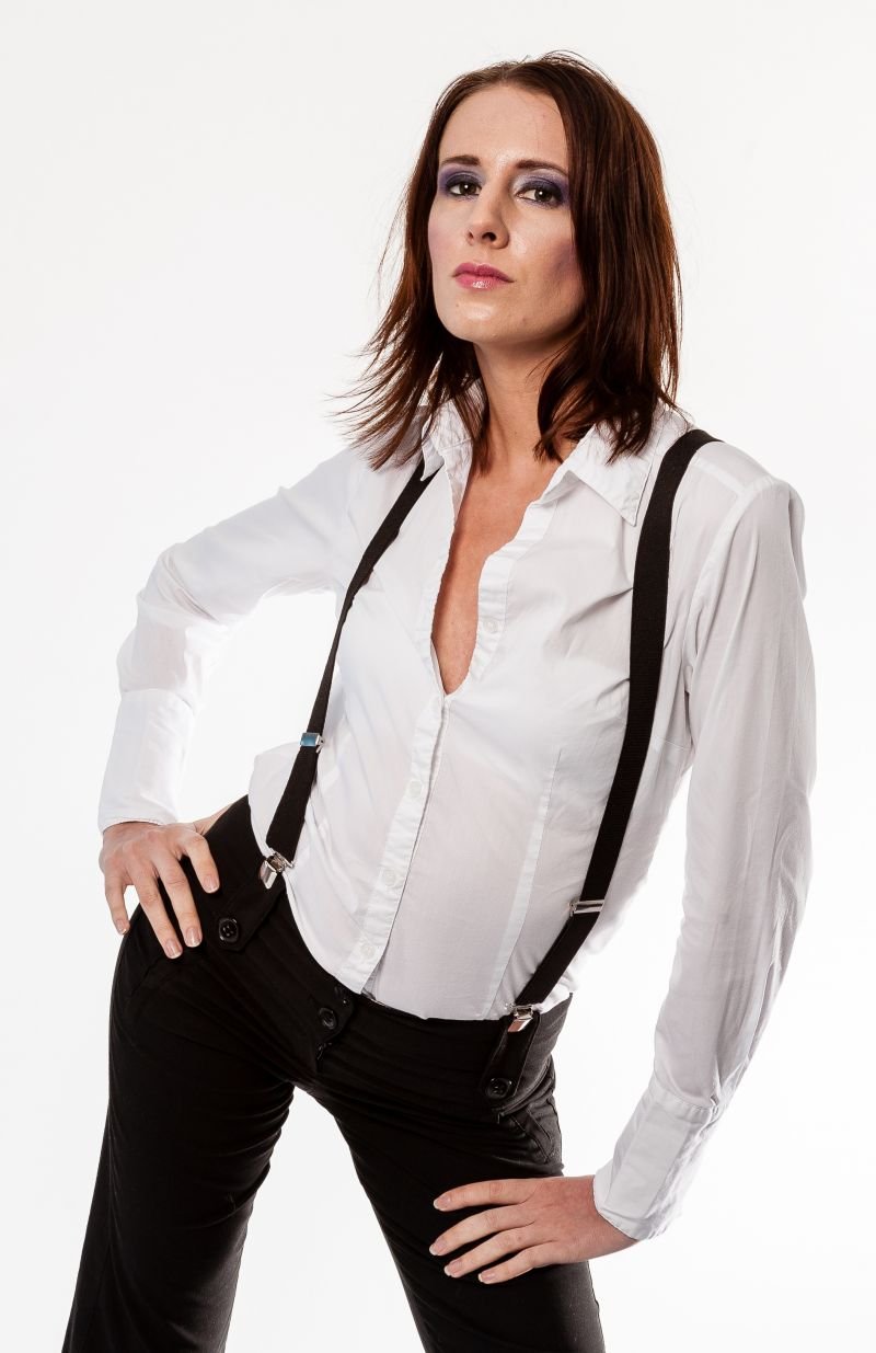 Девушка в подтяжках и рубашке