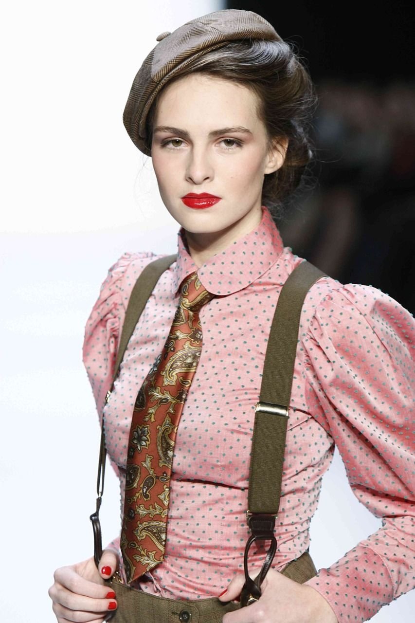 Девушка в подтяжках