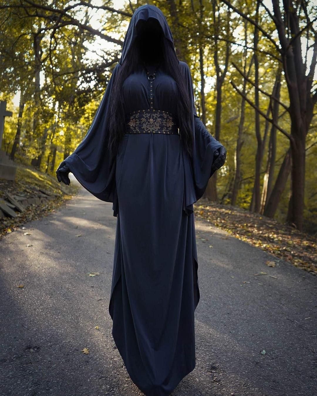 Девушка в плаще с капюшоном