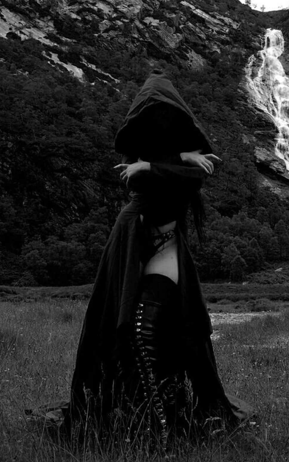 Красивая девушка в черном плаще