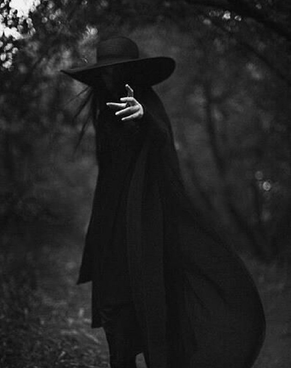 Женщина в черном плаще