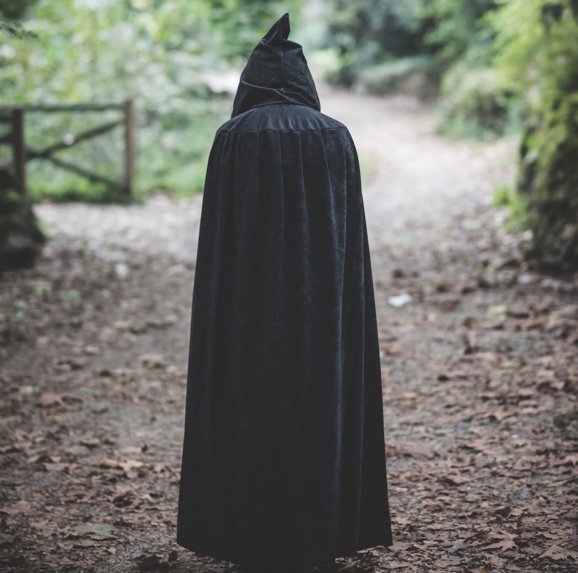 Человек в чёрном плаще с капюшоном