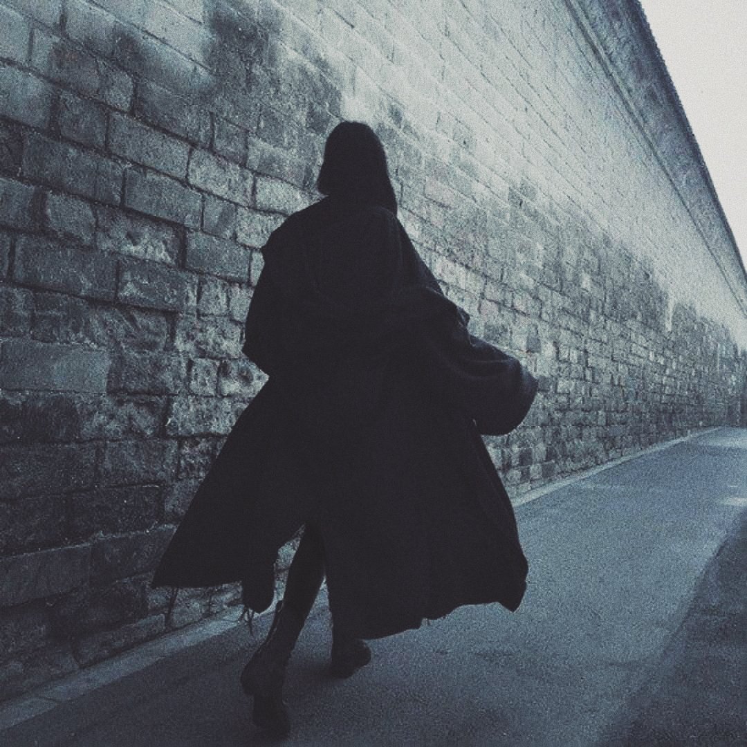 Человек в черном плаще