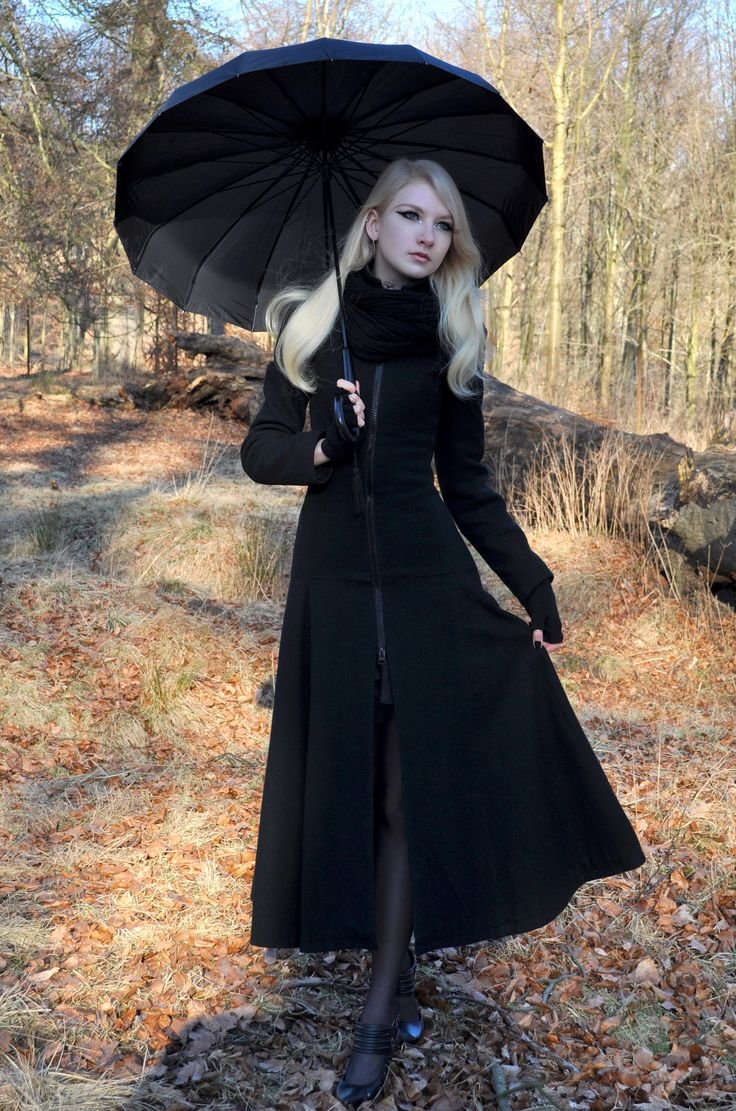 Блондинка в черном пальто