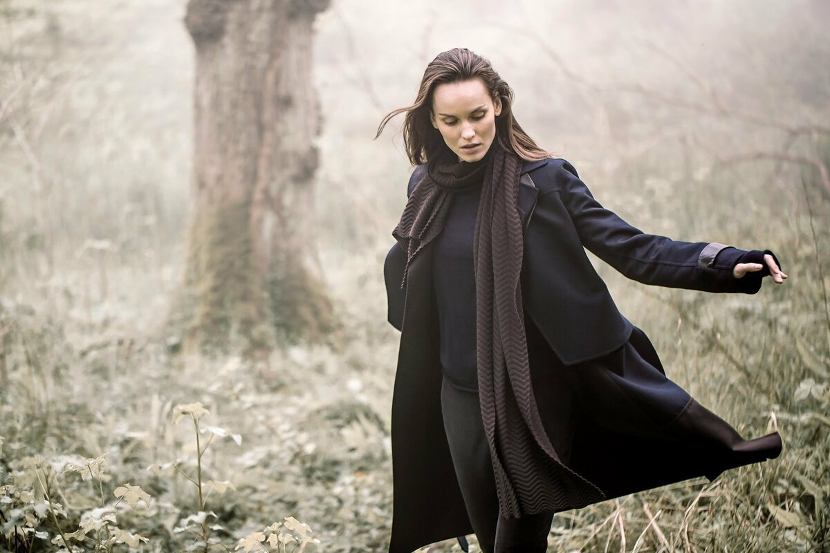 Девушка в осеннем пальто