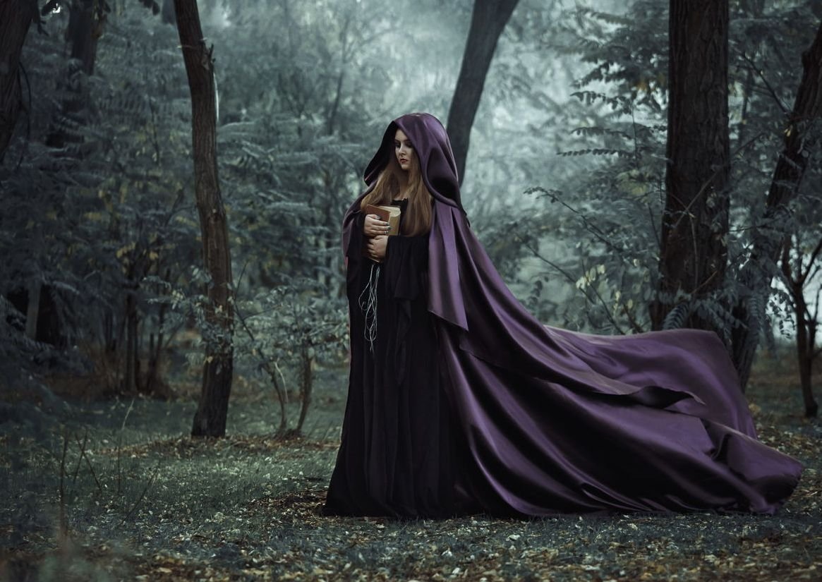 Ведьма в черном плаще