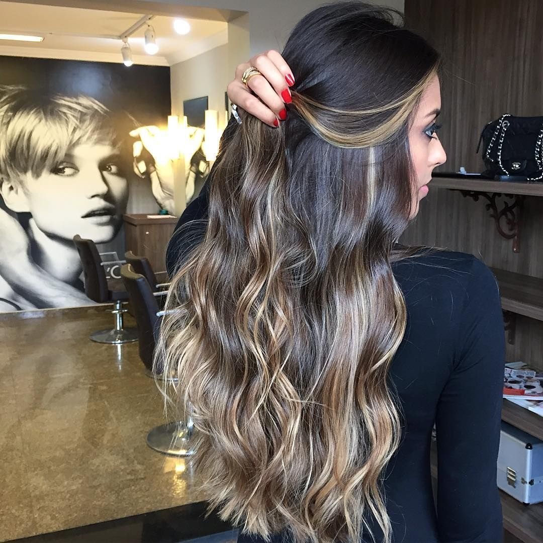 Нарощенные пряди на темных волосах светлые