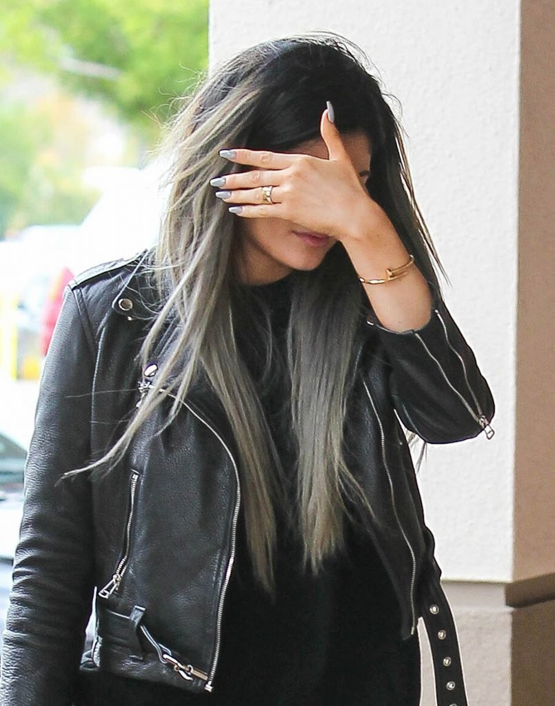 Кайли Дженнер с серыми волосами