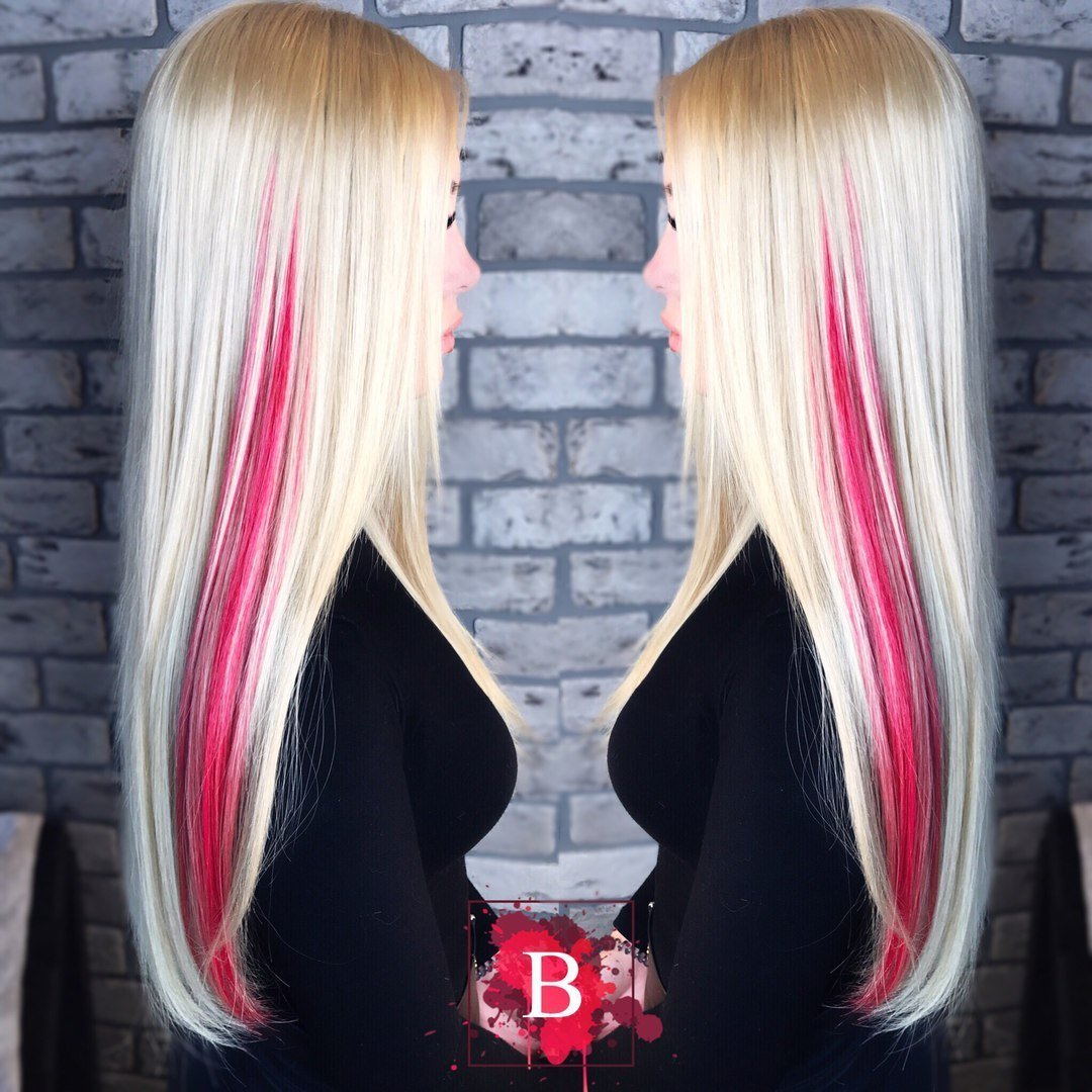 Яркие пряди на светлых волосах