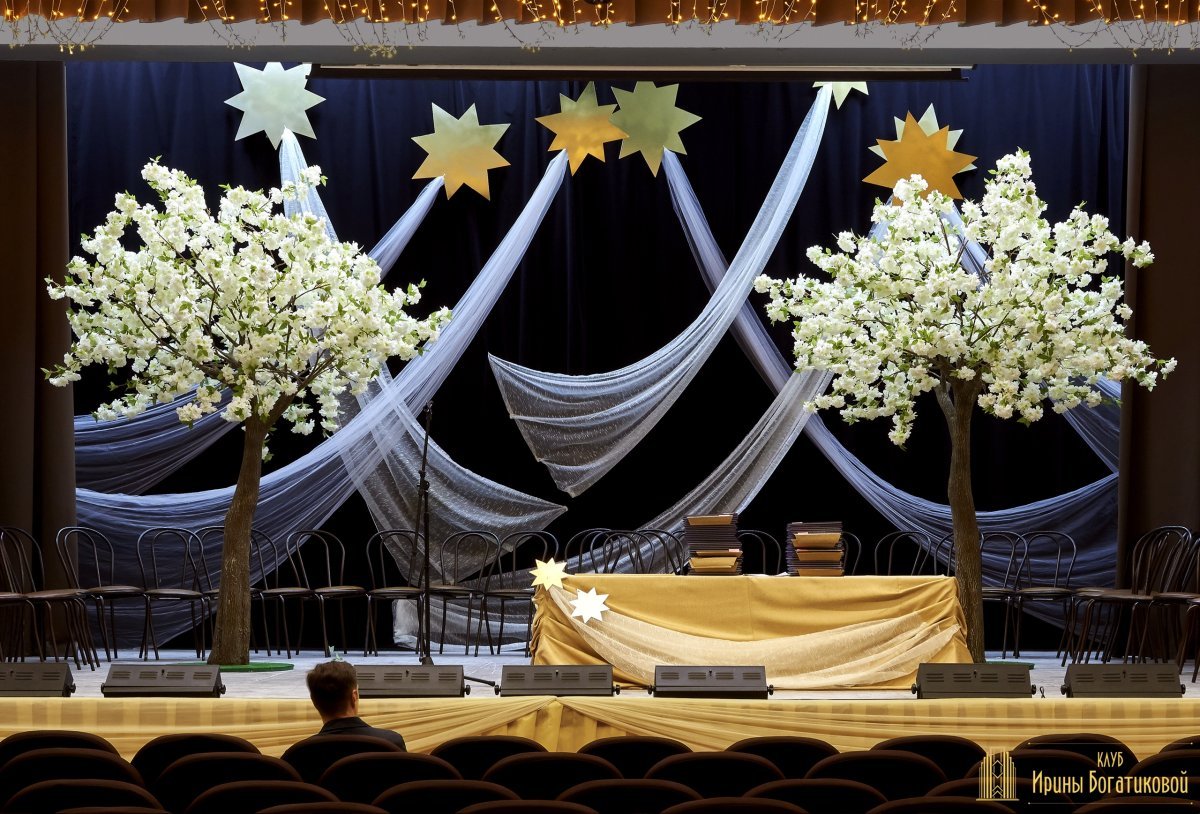 Красивое украшение сцены