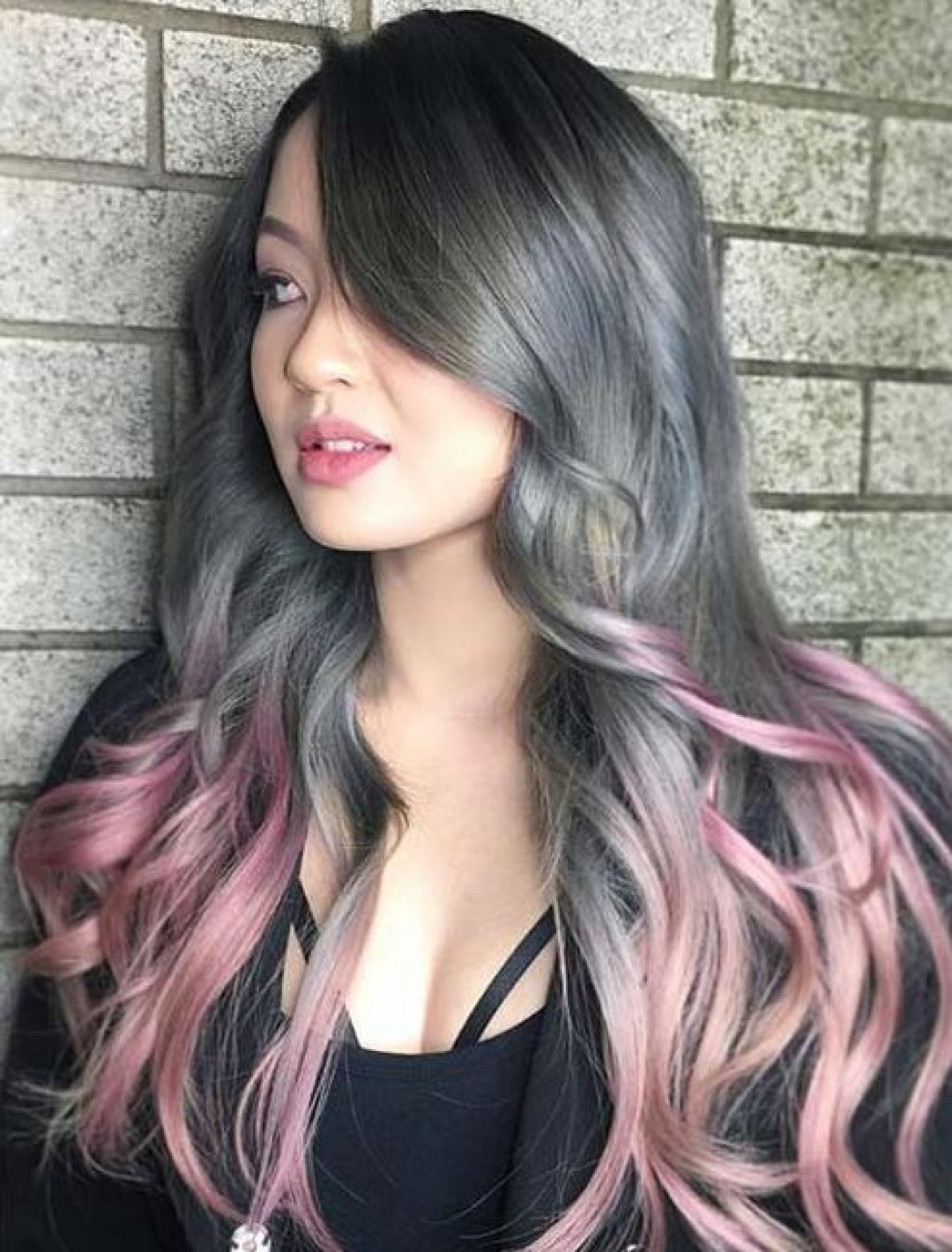 Пепельный с розовыми прядями