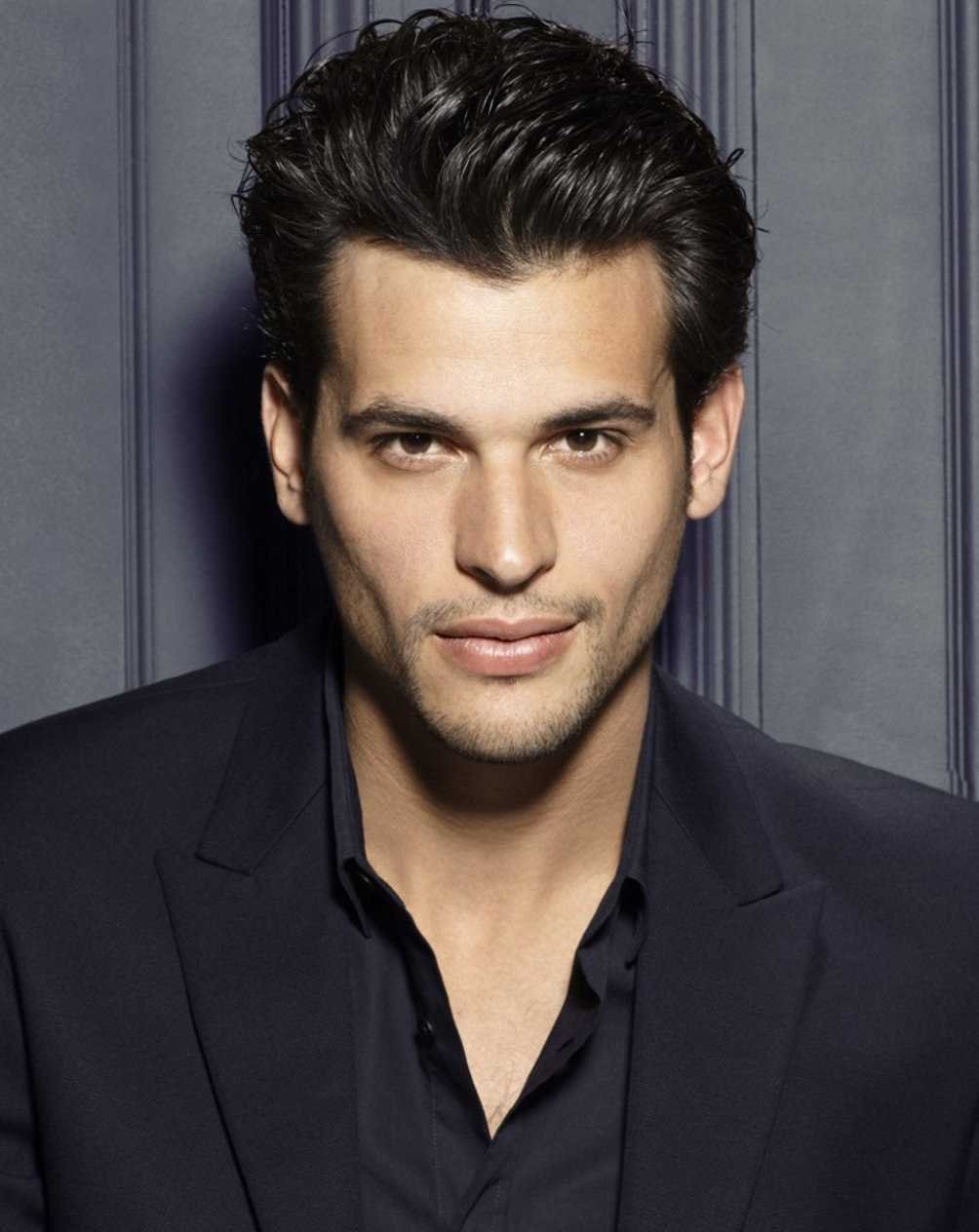 Кареглазый брюнет