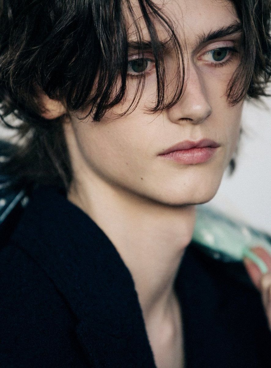 Илья Ван Вуурен черноволосый