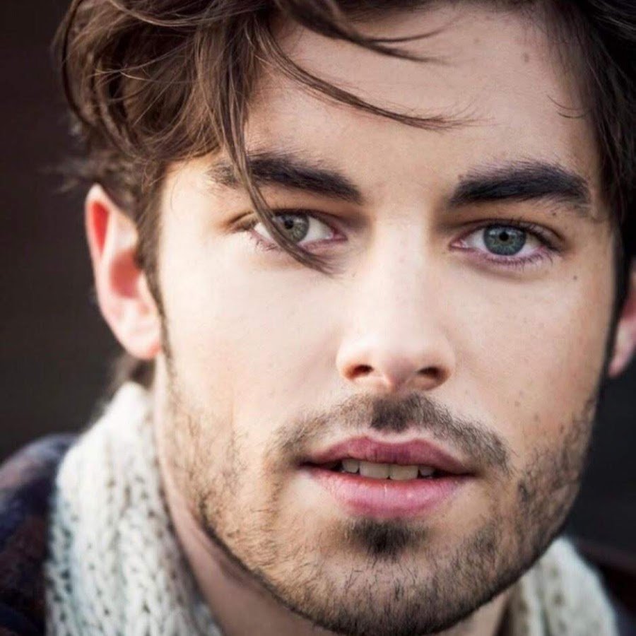 Карие глаза мужчины