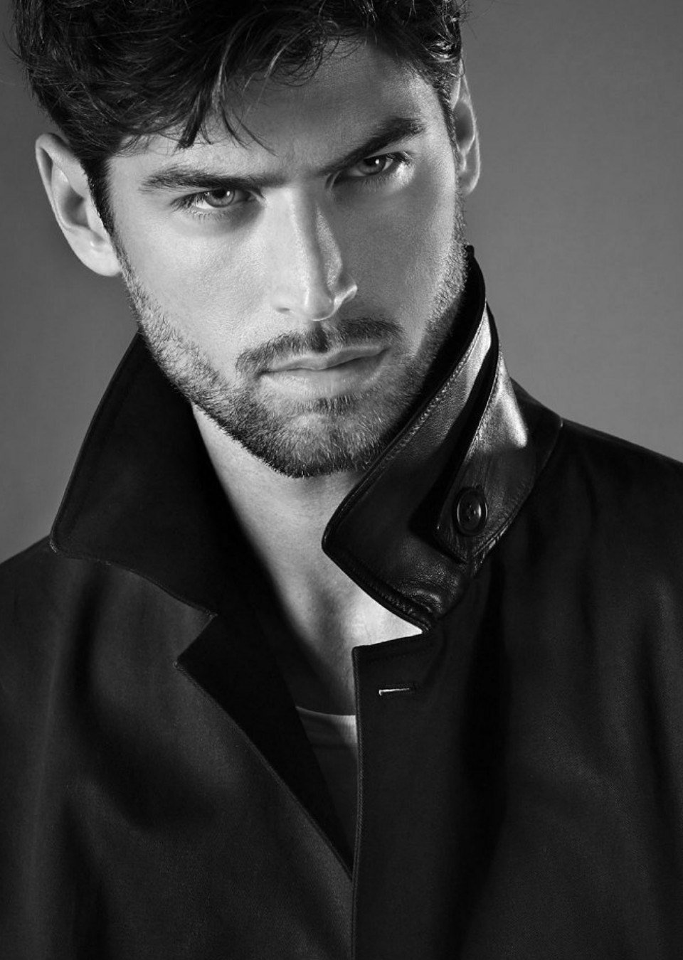 Черноволосый мужчина