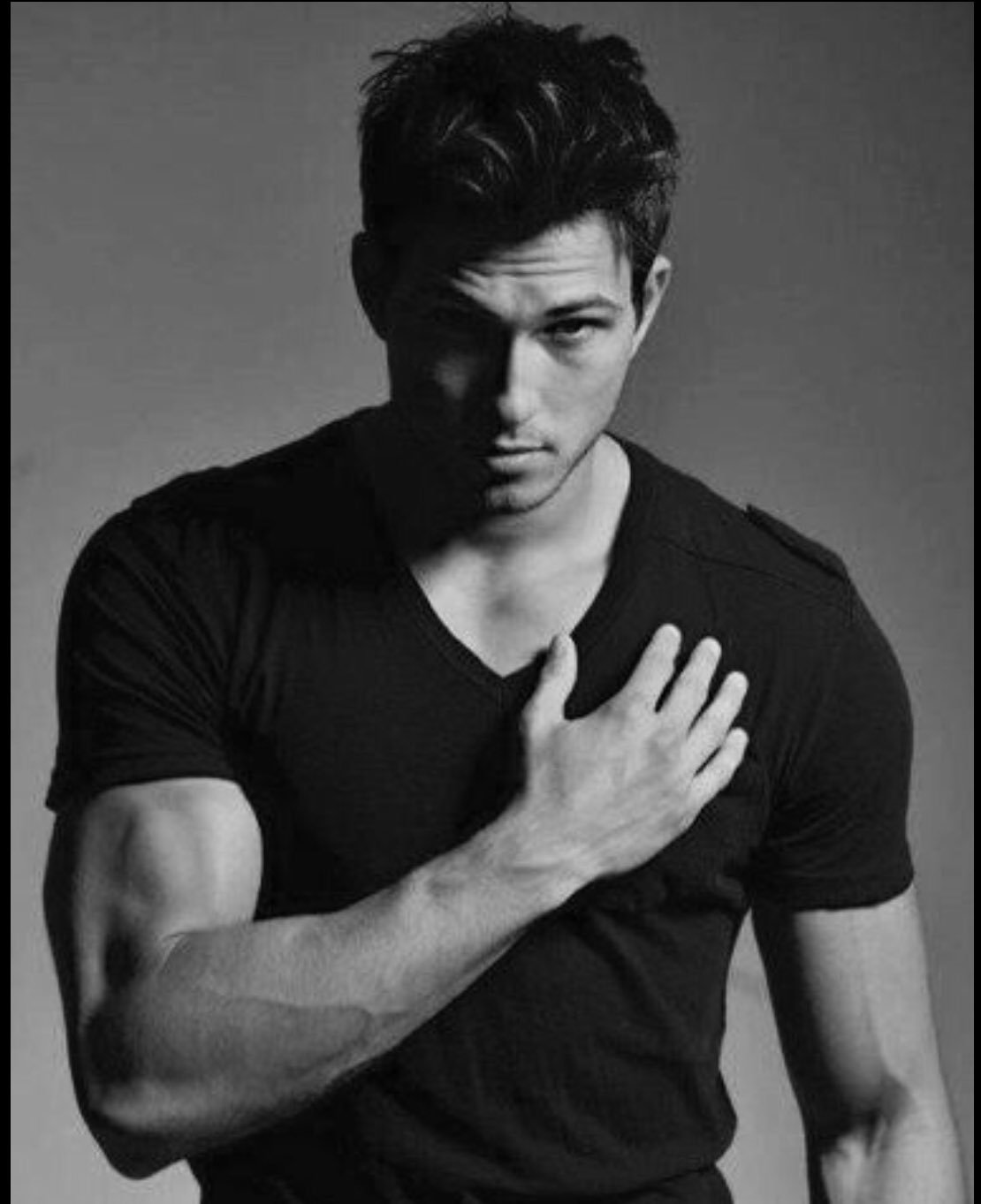 Мужчина 20 лет брюнет не красивый