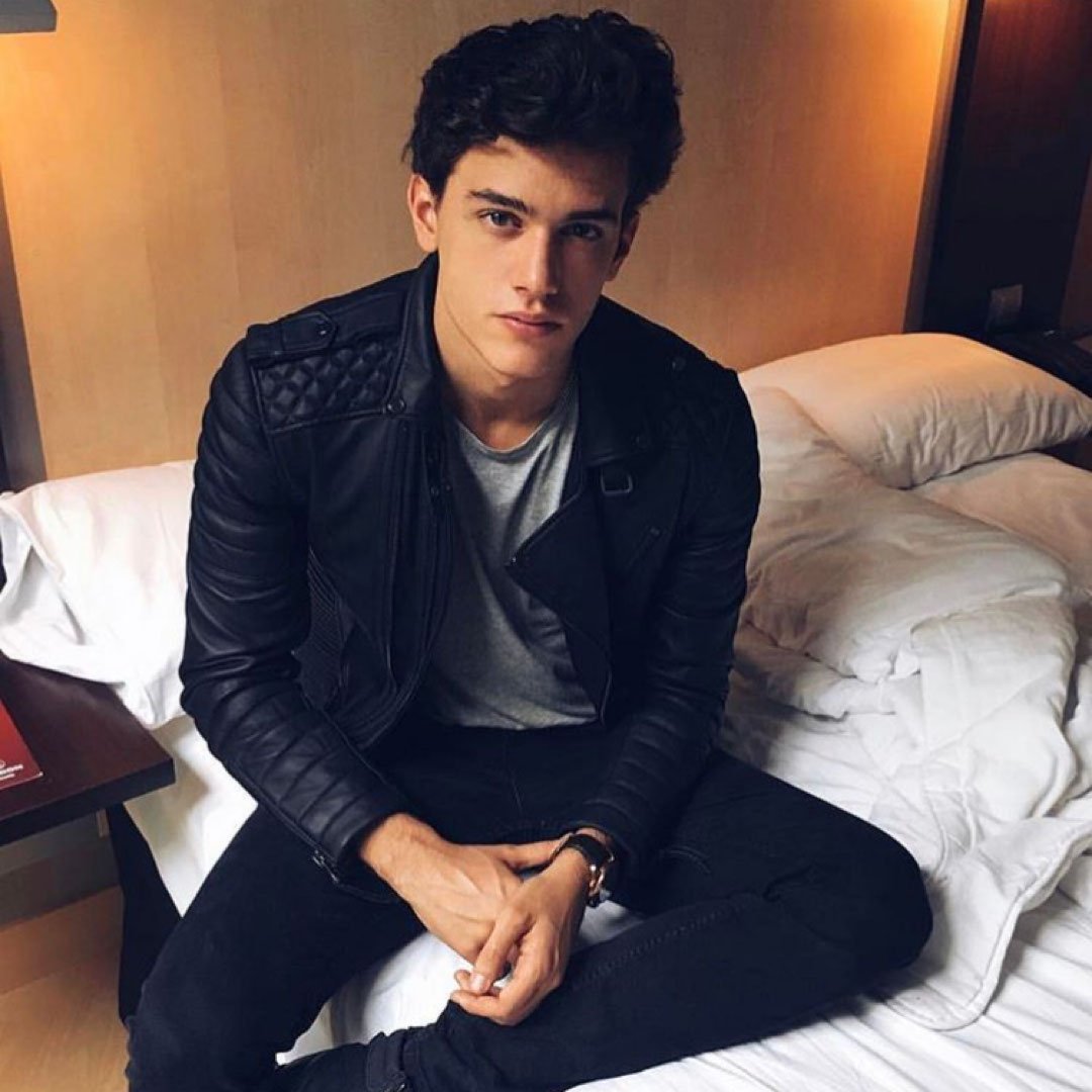 Пацан брюнет